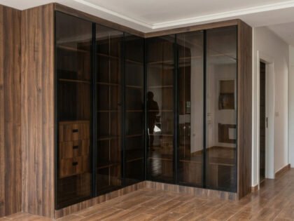 Dressing Sur-Mesure de Luxe avec Portes Vitrées — Modèle "Lumina"